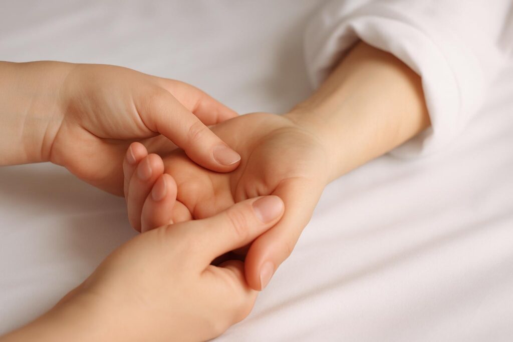 Dlaczego warto skorzystać z Refleksologi - ręka