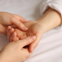 Dlaczego warto skorzystać z Refleksologi - ręka